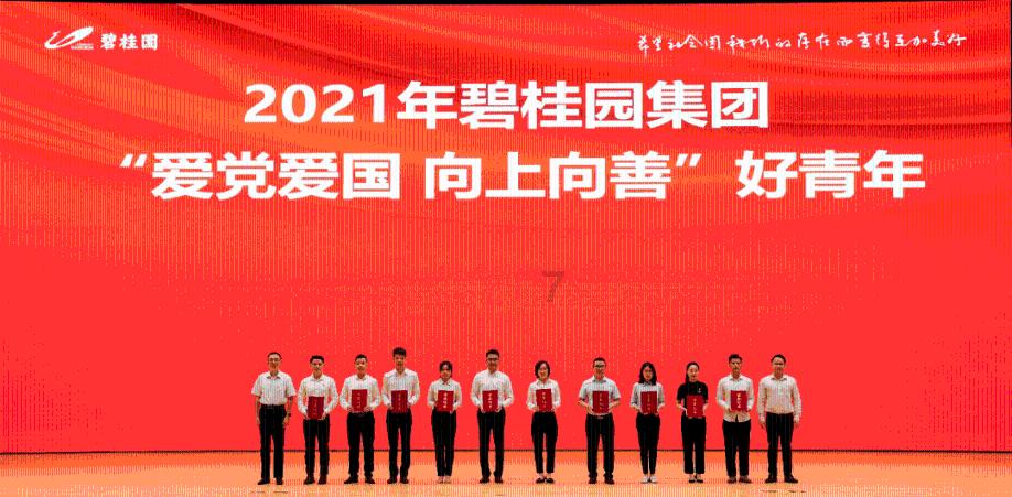 双人跨栏赛跑